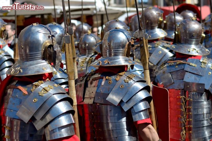 Immagine Un gruppo di soldati con armatura romana durante la processione di Pasqua a Calahorra, Spagna.