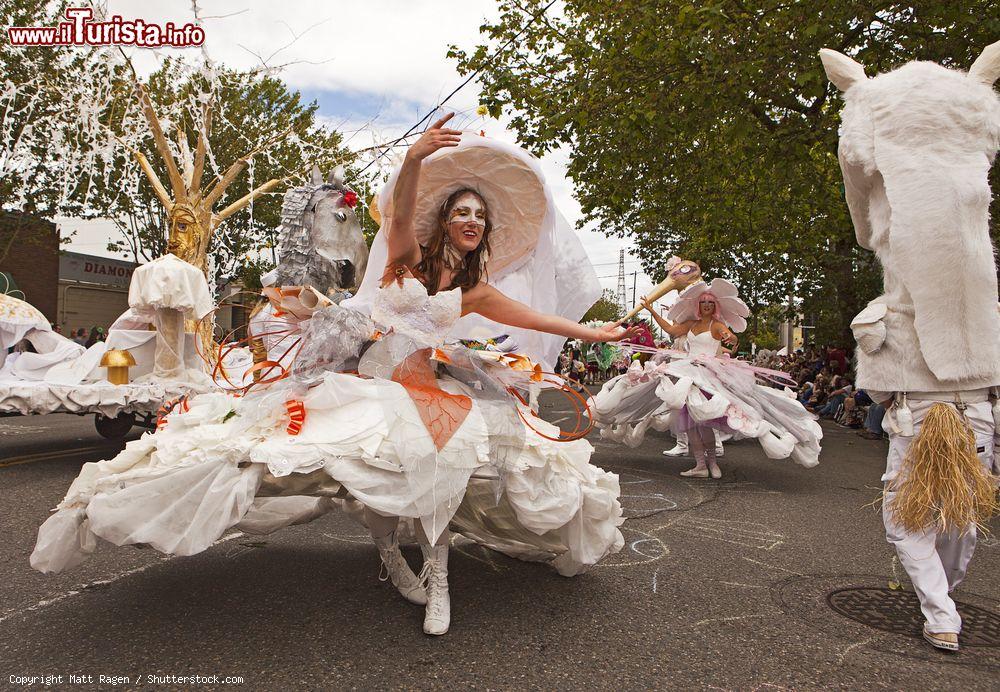 Immagine Il gruppo Ice Queenista durante un'esibizione dell'annuale Fremont Solstice Day Parade di Seattle, Washington (USA). Con questa festa si celebra l'inizio dell'estate - © Matt Ragen / Shutterstock.com