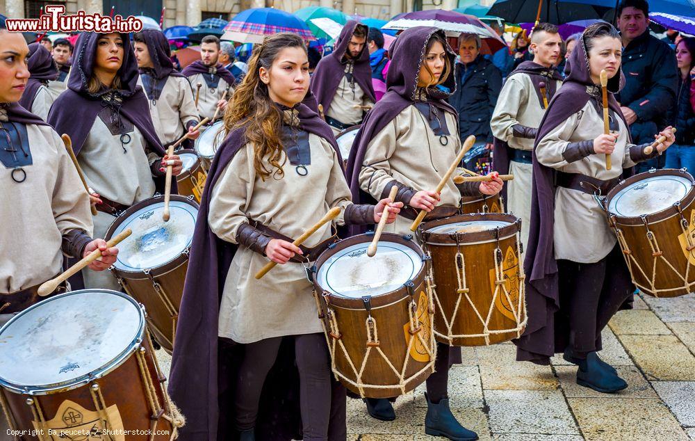Immagine Gruppo musicale in costume medievale lungo le strade di Altamura, Puglia. Si tratta di uno degli appuntamenti in occasione di "Federicus - Medieval Festival" qui nell'edizione del 2016 - © Ba_peuceta / Shutterstock.com