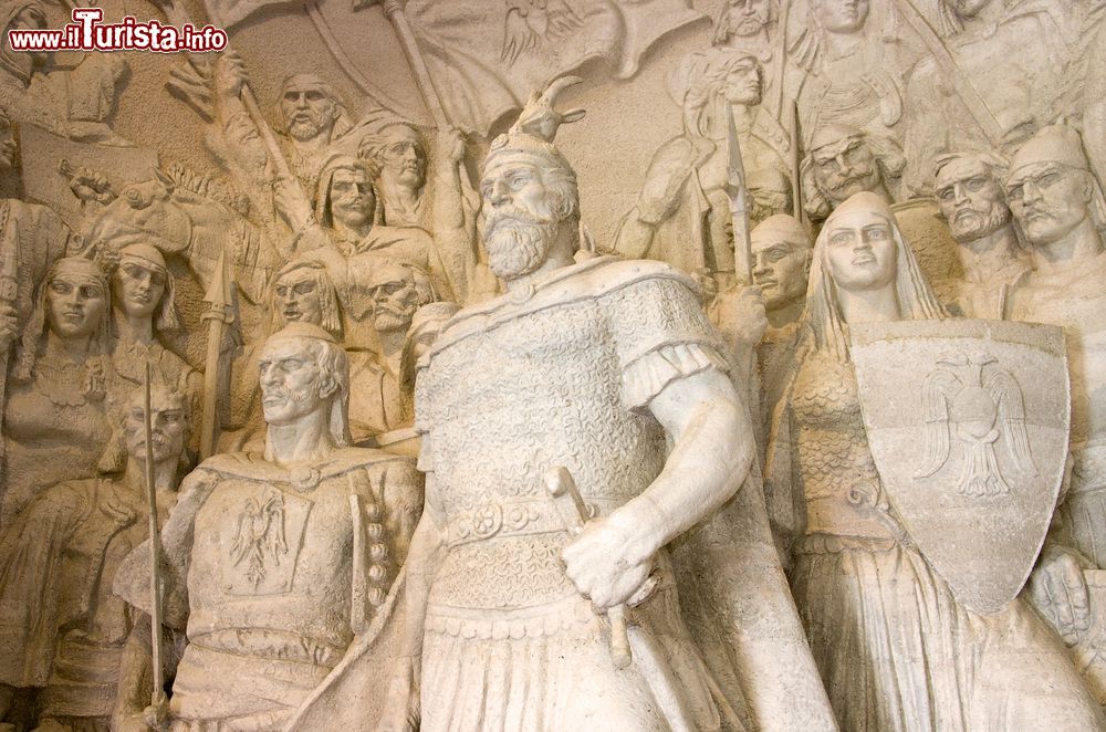 Immagine Gruppo scultoreo al Museo Nazionale Skanderbeg di Tirana, Albania. Rappresenta i soldati guidati dall'eroe nazionale Giorgio Castriota.