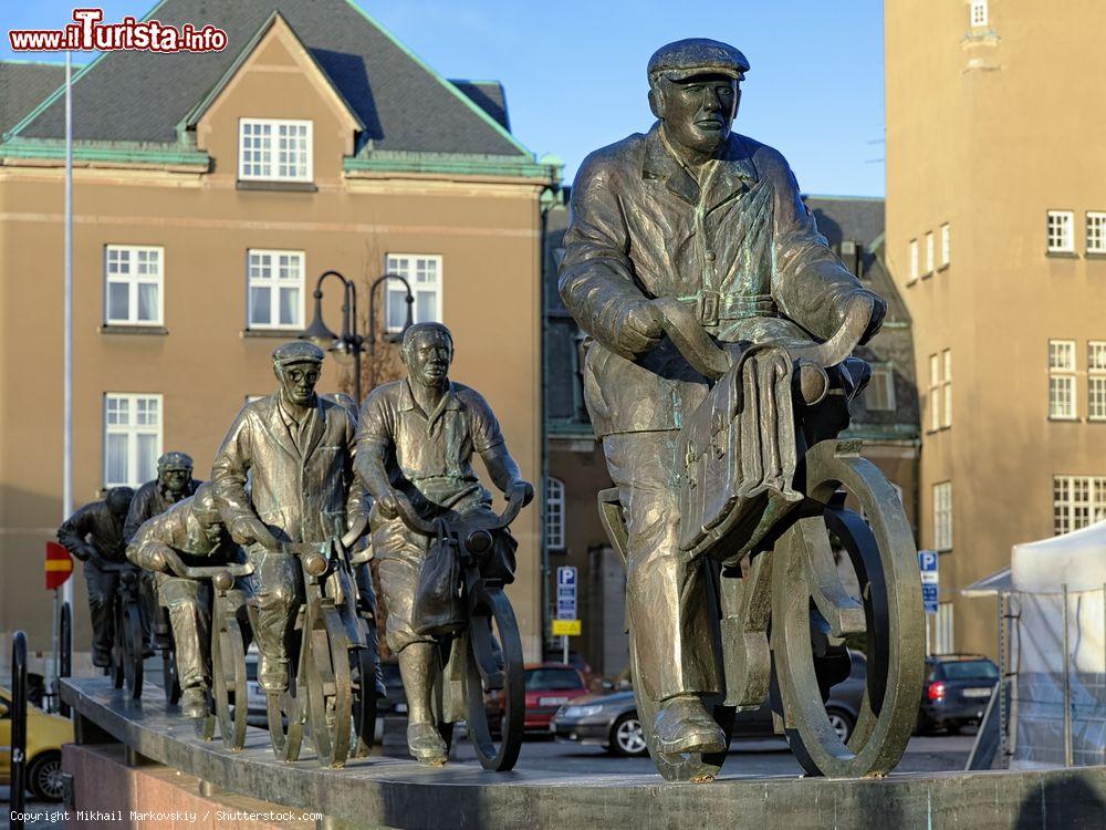 Immagine Gruppo scultoreo ASEA-strommen nella città di Vasteras, Svezia. Venne realizzato in bronzo nel 1989 dallo scultore svedese Bengt-Goran Brostrom; rappresenta alcuni cittadini che si dirigono al lavoro in bicicletta  - © Mikhail Markovskiy / Shutterstock.com