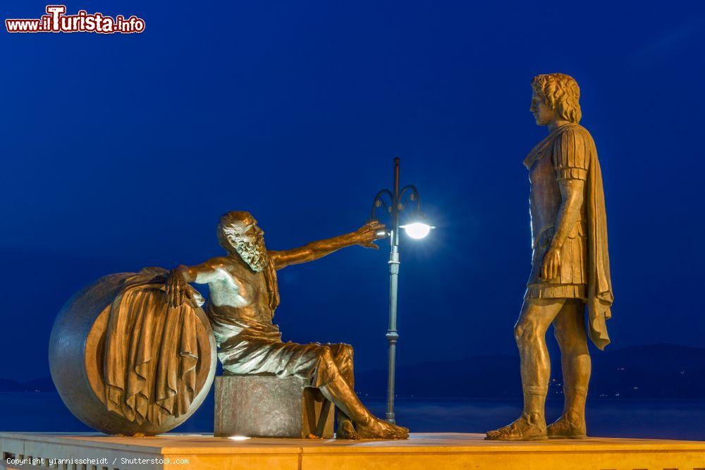 Immagine Gruppo scultoreo di Alessandro Magno e del filosofo Diogene nella vecchia Corinto, Grecia, by night. Diogene disse "Per favore spostati, sei nella mia luce" - © yiannisscheidt / Shutterstock.com