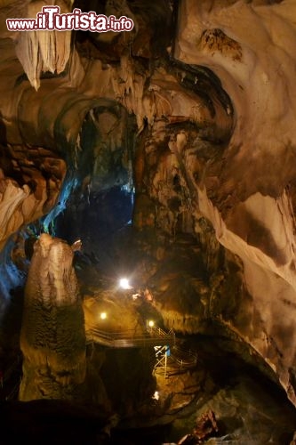 Immagine Enormi stalattiti e stalagmiti si susseguono all'inerno della grotta di Gua Tempurung, in Malesia. Il significato del toponimo richiama la forma delle cupole delle diverse sale che compongono la grotta, simili ai gusci delle noci da cocco.