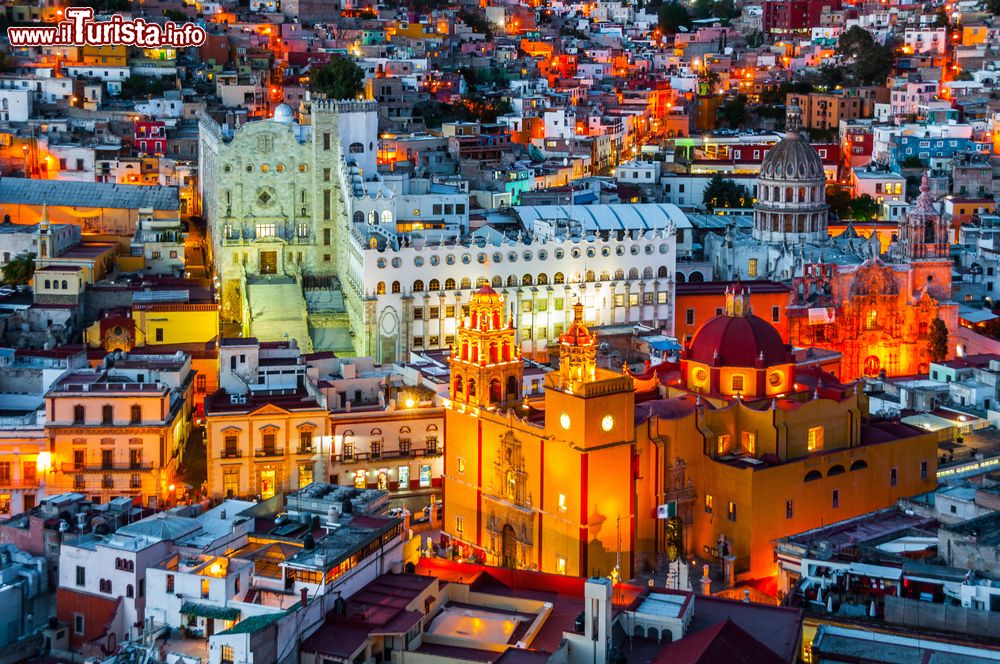 Immagine Guanajuato by night (Messico): il centro storico offre un'affascinante atmosfera coloniale.