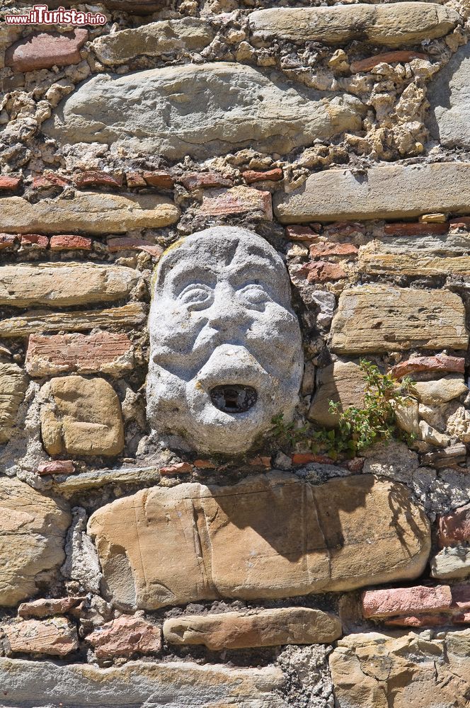 Immagine  Guardia Perticara (Basilicata): dettaglio di un vecchio anello da muro per legare i cavalli.