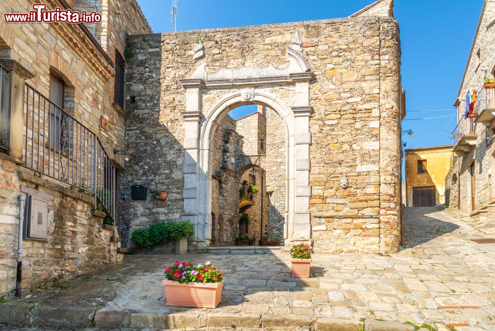 Immagine Guardia Perticara, il borgo dalle case in pietra in Basilicata, scorcio del centro storico.