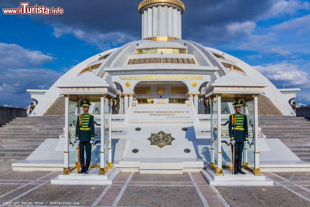 Immagine Guardie al Monumento dell'Indipendenza di Ashgabat, Turkmenistan - © Matyas Rehak / Shutterstock.com