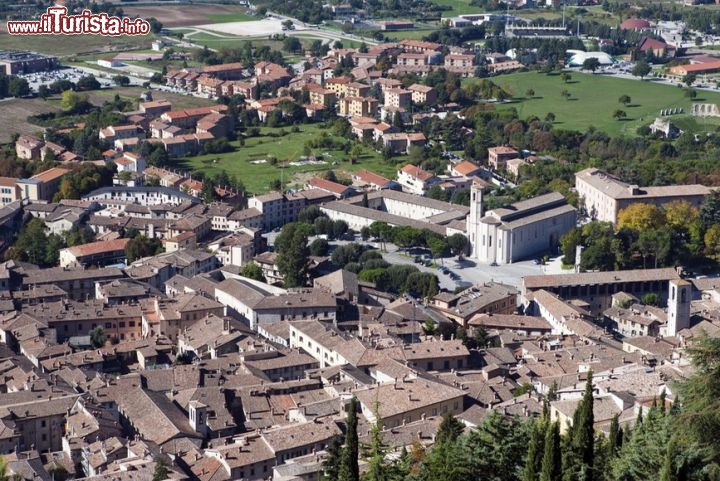 Immagine Il centro di Gubbio fotografato dall'alto.Prima fu un centro umbro, poi con i Romani fu municipio e si chiamò «lguvium». Nel Medioevo, divenuta libero Comune, pur tra guerre e contrasti, si affermò città commercialmente attiva e ricca. Lo dimostrano gli edifici costruiti in quei secoli: dallo stupendo Palazzo dei Consoli alle bellissime chiese dedicate a San Francesco (che a Gubbio avrebbe ammansito un ferocissimo lupo), a San Domenico e altri santi, dai palazzi privati ai molti fondachi e botteghe. Fece parte del Ducato di Urbino, poi divenne suddita, nel 1624, della Chiesa - © posztos / Shutterstock.com