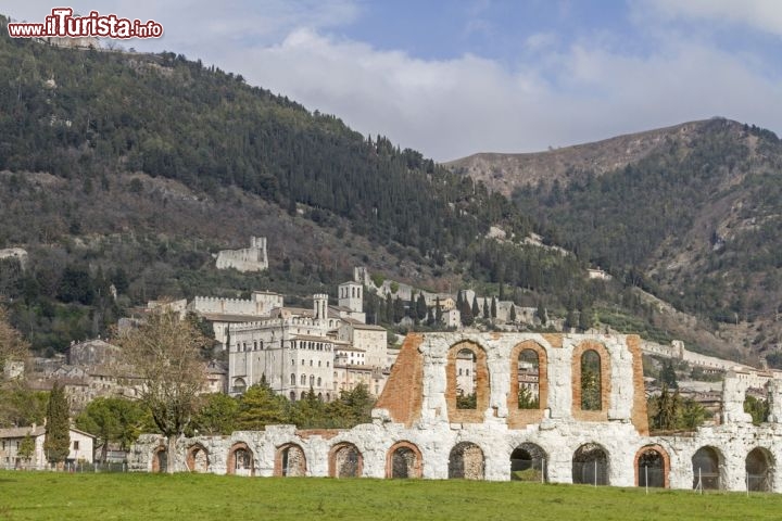 Immagine Gubbio, Umbria: il panorama della città con in primo piano il Teatro Romano, il centro medievale, e in alto il santuario di S Ubaldo sul monte Ingino.   - © Eder / Shutterstock.com