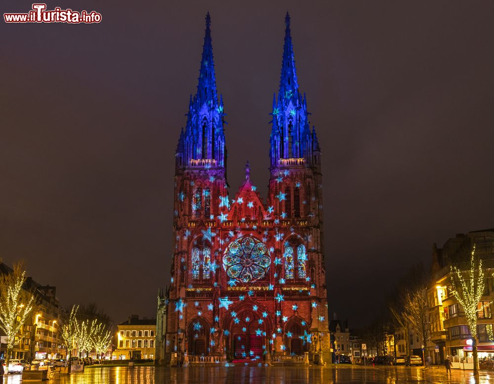 Immagine Le guglie di San Pietro e San Paolo illuminate con le luci natalizie a Ostenda, Belgio.