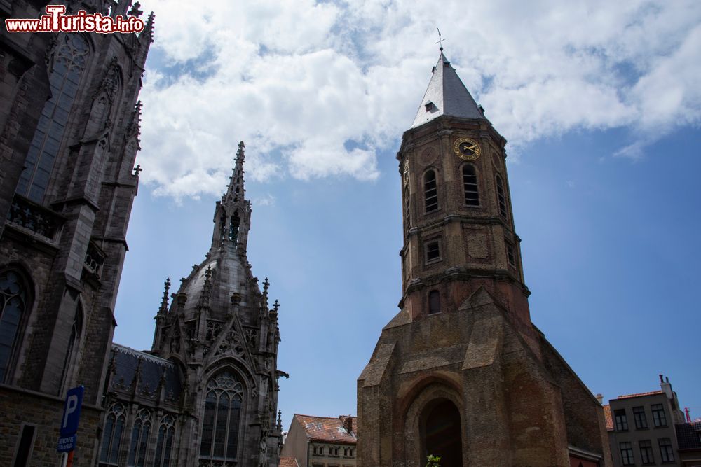 Immagine Guglie gotiche di una chiesa nel centro di Ostenda, Belgio. 