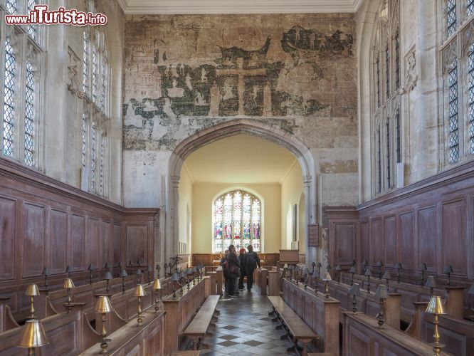 Immagine La Guild Chapel a Stratford-upon-Avon, Inghilterra - Fra gli edifici storici più conosciuti della città inglese, questa cappella ospita funzioni sacre oltre a spettacoli musicali e teatrali a tema religioso. Fa parte del Stratford Town Trust © Claudio Divizia / Shutterstock.com