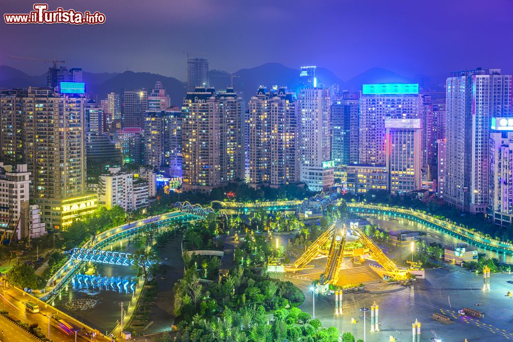 Immagine Guiyang, provincia di Guizhou (Cina): una pittoresca veduta di People's Square by night.