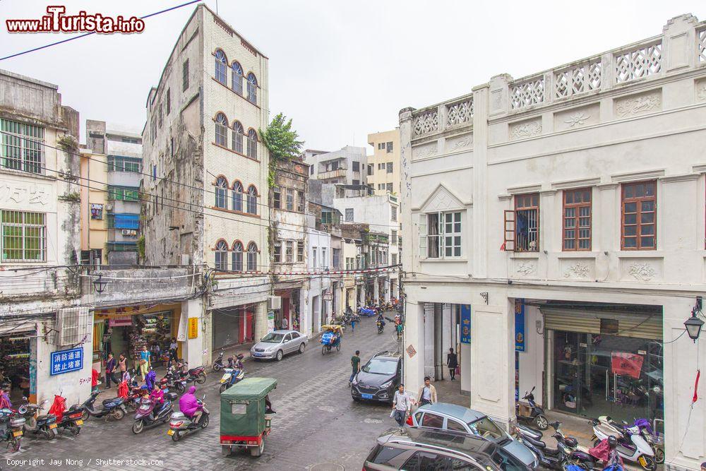 Immagine Haikou, il centro storico, Cina. Uno dei mezzi più utilizzati per muoversi nel centro città è il motorino che permette di evitare il caotico traffico quotidiano - © Jay Nong / Shutterstock.com