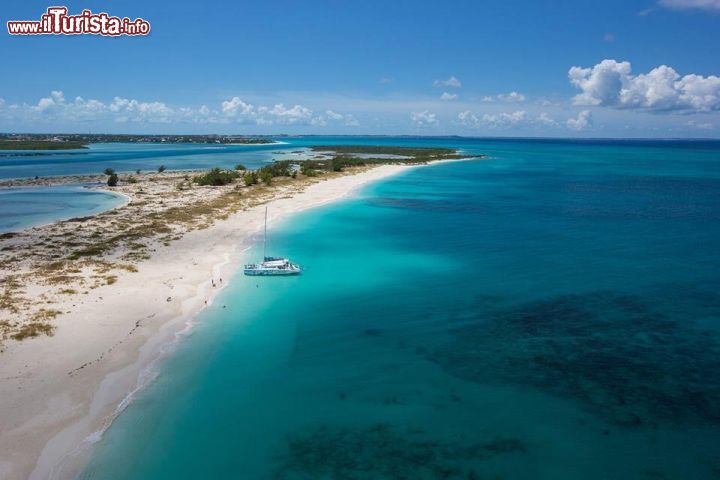 Immagine Half Moon Bay, è una delle spiagge più belle di Turks and Caicos che rimane in mezzo ai cayos di Water e Little Water Cay. Lunga poco più di 100 metri è bordata da un mare con acque cristalline, mentre il lato meridonale è protetto da una laguna con acque poco profonde. Qui non trovate grosse possibilità d'ombra, la vegatazione è costituita da cespugli e qualche albero di Casuarina. Come si raggiunge questo paradiso tropicale? La spiaggia si trova a circa un chilometro e mezzo da Providenciales, e vengono organizzati tour in barca, ma con una breve distanza come questa molti preferiscono arrivare qui in autonomia, con Kayak o utilizzando le canoe Paddle surf.