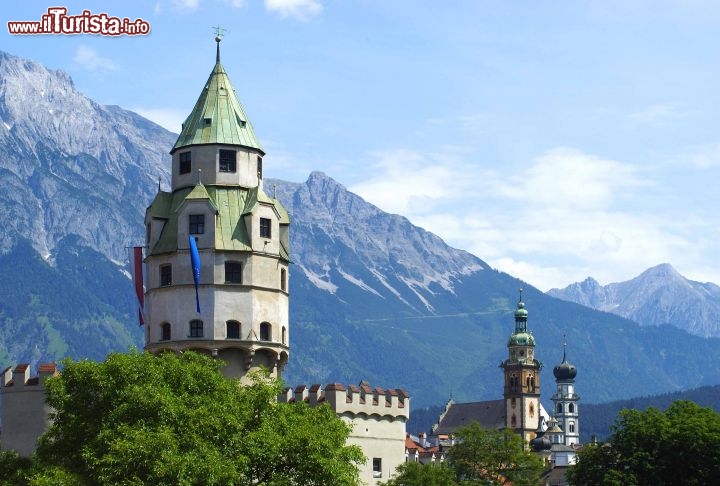 Immagine La fortezza di Hasegg a Hall in Tirol, in Austria. ha origini antichissime dato che viene citato nelle cronache fin dal 1300. Era la seda della zecca cittadina: nell'immagine è raffigurata proprio la Torre dell'Antica Zecca, famosa come punto panoramico della città - © Swarovski Kristallwelten