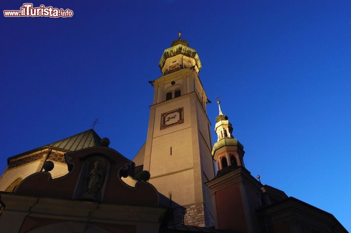 Immagine Hall inTirol: panoramica notturna della città. La città era famosa per le sue minere di Sale che portarono molta ricchezza. Nell'immagine il campanile della St.Nikolaus Pfarrkirche  © Swarovski Kristallwelten