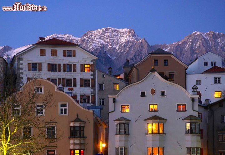 Immagine Hall in Tirolo: fotografia panoramica della città in una serata d'inverno - © Swarovski Kristallwelten