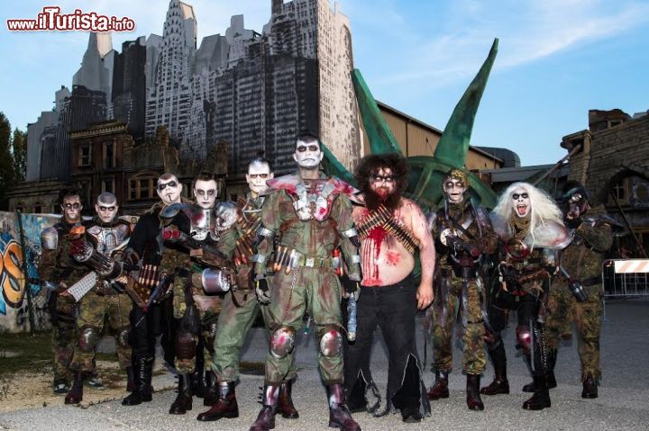 Immagine Halloween al parco di Mirabilandia, Emilia Romagna, Italia. Le terrificanti horror zone dell'area divertimenti con gli zombie di Acid Rain