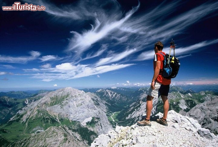 Immagine Escursionista sulle alpi austriachi nei pressi di Hall in Tirol - © Swarovski Kristallwelten