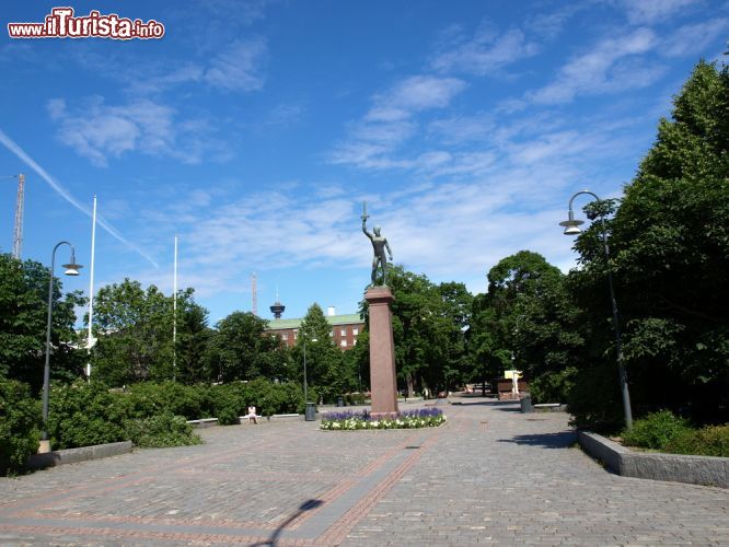 Immagine Hameenpuisto park a Tampere, Finlandia - Noto originariamente come Esplanadi, questo parco progettato da Carl Ludvig Engel nel 1830 ha modificato il proprio nome in Hameenpuisto solo nel 1936. Grazie alla sua posizione centrale si è guadagnato l'appellativo di Central Park di Tampere © wjarek / Shutterstock.com