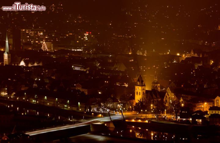 Immagine Hameln by night, Germania. Un'immagine panoramica della città e di uno dei ponti che attraversa il fiume Weser scattata di notte - © Wlad74 / Shutterstock.com