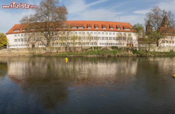 Immagine Hameln e il fiume Weser, Germania. Importante corso d'acqua della Germania nord occidentale che nasce dall'unione dei fiumi Fulda e Werra, la Weser attraversa nel suo alto corso la regione montuosa Weserbergland per poi raggiungere la zona fra Brema e il mare con correnti a senso alterno a causa delle maree - © Tobias Arhelger / Shutterstock.com