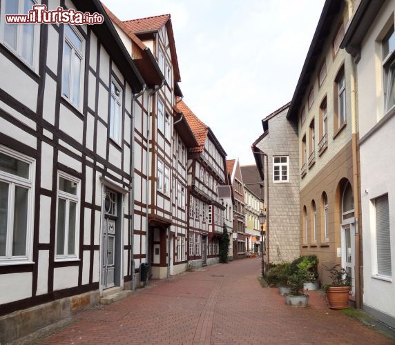 Immagine Hameln, la città dei topi, Germania. Basta seguire le tracce sulla pietra di questi simpatici roditori per raggiungere le principali attrazioni cittadine. Molti luoghi di interesse si ricollegano infatti alla storia del famoso pifferaio - © PRILL / Shutterstock.com