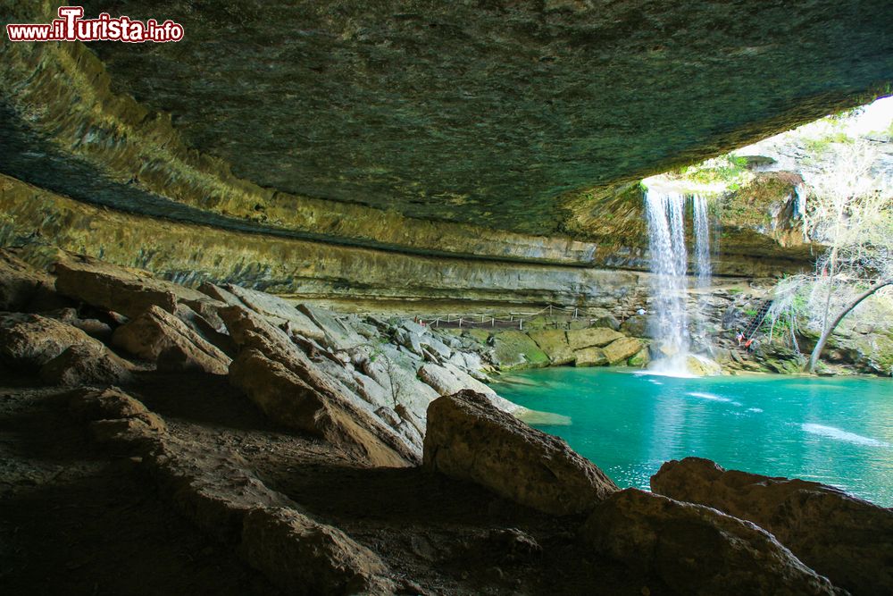 Immagine Hamilton Pool, uno scorcio della piscina naturale di Austin (Texas) con la cascata. Questo popolare luogo di nuoto per residenti e turisti si trova a circa 40 km da Austin lungo la Highway 71.
