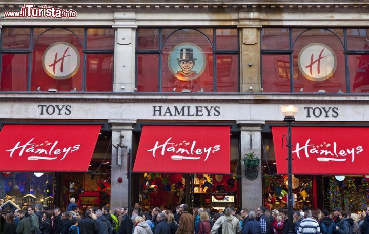 Immagine Hamleys Toys a Londra, Inghilterra. E' il negozio di giocattoli più grande e fornito al mondo: sette piani divisi per genere con videogames, rompicapo, giochi classici e molto altro. Si trova lungo la centralissima Regent Street - © chrisdorney / Shutterstock.com