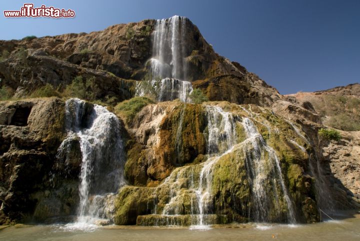 Immagine Le cascate termali Hammamat Ma'In nei pressi del Mar Morto, Giordania. Chiamate anche cascate di re Erode, queste cascate scendono dalle fenditure sopra una montagna. Sono di origine vulcanica e hanno acqua dalla temperatura variabile fra i 40 e i 60 gradi con effetti benefici per via della presenza di potassio, magnesio, calcio e altri minerali - © Isabella Pfenninger / Shutterstock.com