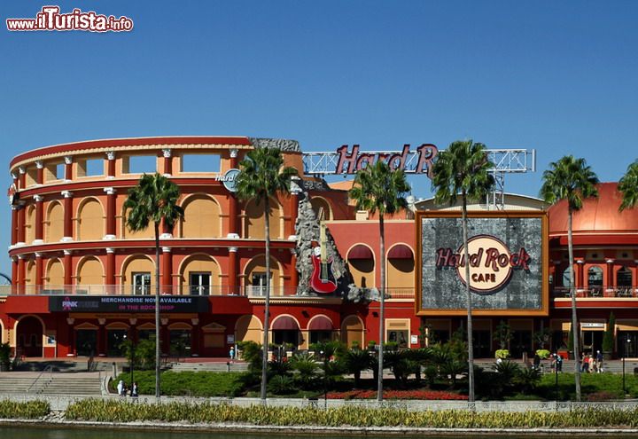 Immagine Hard Rock Cafe all'Universal City di Orlando, Florida - Uno dei locali della catena di ristoranti tematici fondata nel 1971 a Londra: il marchio è diventato famoso in tutto il mondo grazie alla diffusione dei cafes che oggi sono circa 142 in 42 paesi del mondo. Anche la città di Orlando ospita uno degli Hard Rock Cafe il cui vero motivo di successo, come per tutti gli altri, è l'immensa collezione di oggetti appartenuti a grandi personalità del mondo musicale  © Ken Durden / Shutterstock.com