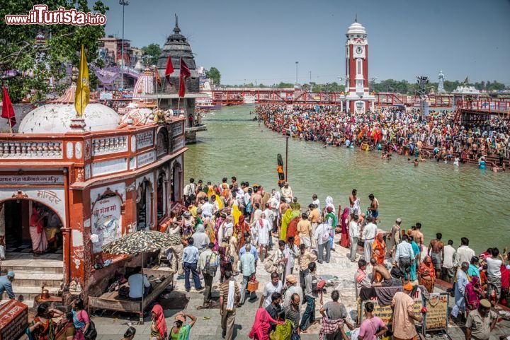 Immagine Le grandi folle del Kumbh Mela nella città santa di Haridwar nello stato di Uttarakhand in India - © 289820783 / Shutterstock.com