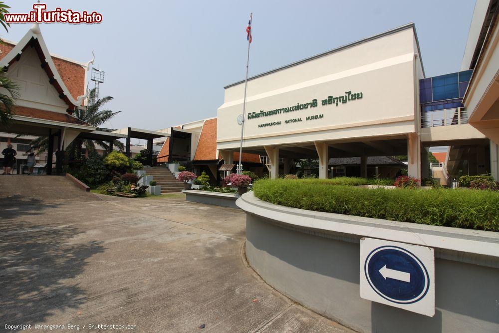 Immagine Ingresso all'Hariphunchai National Museum di Lamphun, Thailandia. Si tratta di uno dei più importanti musei storici e archeologici della regione a nord della Thailandia. Qui sono custoditi oltre 2 mila manufatti che testimoniano la storia della cittadina - © Warangkana Berg / Shutterstock.com