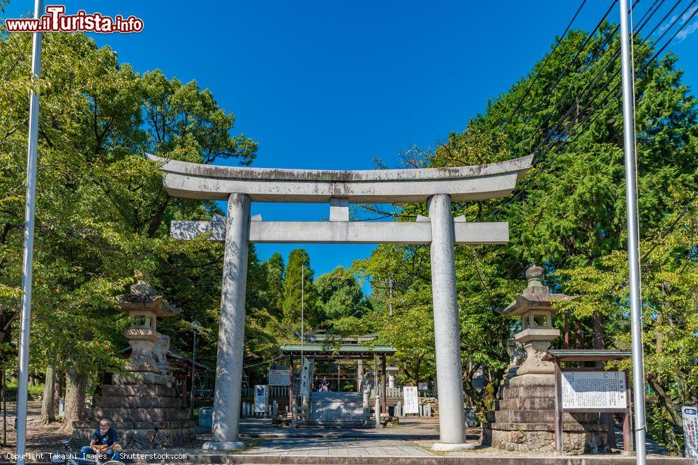 Immagine Haritsuna Shrine al castello di Inuyama nella prefettura di Aichi, Giappone.  L'ingresso a uno dei santuari che trovano spazio nella fortezza cittadina  - © Takashi Images / Shutterstock.com