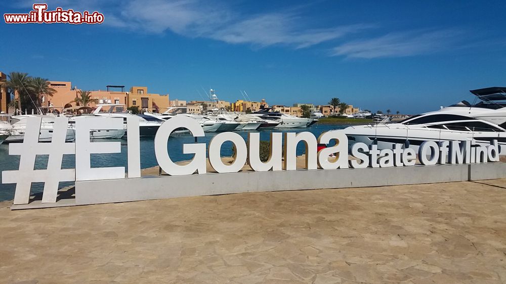 Immagine L'hashtag ufficiale #ElGounaStateOfMind in versione tridimensionale a El Gouna, nella Marina della cittadina sul Mar Rosso.