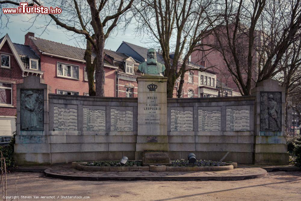 Immagine Hasselt (Belgio): il memoriale per il re Leopoldo II° e i collaboratori del Limburgo nel Congo Belga in piazza Colonnello Dusartplein - © Steven Van Aerschot / Shutterstock.com