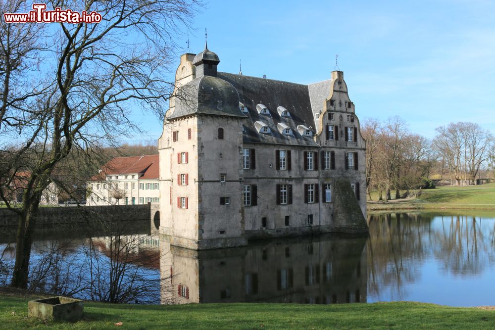 Immagine Haus Bodelschwingh vicino a Dortmund, Germania: si tratta di un castello con fossato nel Comune di Mengede, nei pressi di Dortmund. Fa parte dei monumenti storici della città tedesca.