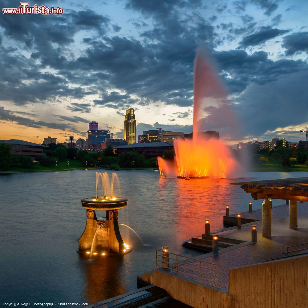 Immagine Heartland of America Park by night a Omaha, Nebraska. Questo parco pubblico è situato all'800 di Douglas Street nel centro della città e si estende per 31 acri - © Nagel Photography / Shutterstock.com