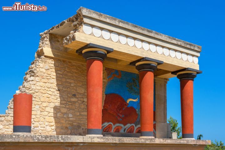 Immagine Rovine del palazzo di Cnosso a Heraklion, Creta - Con un'area di circa 20 mila metri quadrati, questa meraviglia del passato è il più grande e spettacolare fra i palazzi minoici: racchiude infatti tutto il tipico stile architettonico del 1700 a.C. © Andrei Nekrassov / Shutterstock.com