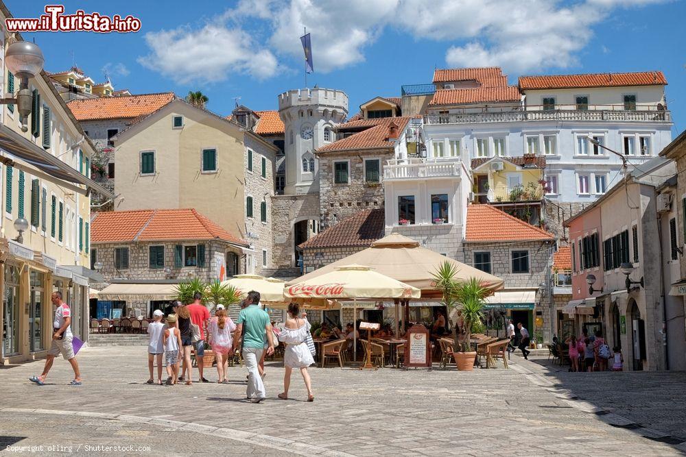 Immagine Herceg Novi, Montenegro, con la sua piazzetta. Sullo sfondo la piccola torre dell'orologio circondata da case, caffé e bar - © ollirg / Shutterstock.com