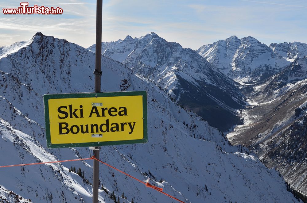 Immagine Highland Peak ad Aspen, Colorado. Una suggestiva veduta panoramica delle montagne innevate dalla ski area di Aspen.