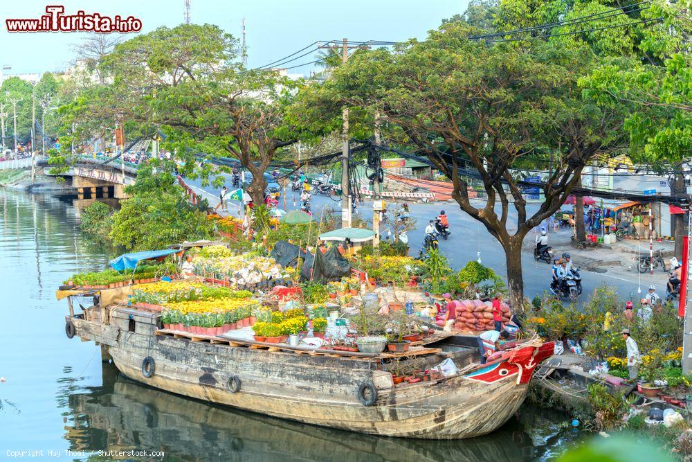 Immagine Ho Chi Minh City, Vietnam: il mercato dei fiori lungo la banchina sul canale - © Huy Thoai / Shutterstock.com