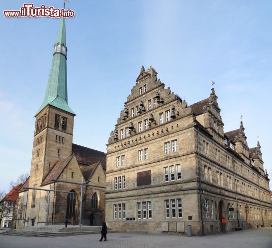 Immagine Hochzeitshaus a Hameln, Germania. E' uno dei palazzi storici più interessanti della città nonchè una delle sue attrazioni più visitate e frequentate dai turisti: Wedding House è conosciuta nel mondo perchè ogni giorno, in orari stabiliti, ricorda la storia del Pifferaio Magico - © PRILL / Shutterstock.com