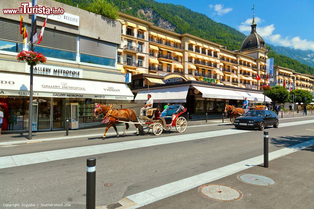 Immagine Hoeheweg Boulevard con hotels, ristoranti e negozi a Interlaken, Svizzera. La città sormontata da tre maestose montagne ( Eiger, Monch e Jungfrau) si trova fra il lago di Brienz e quello di Thun - © Olgysha / Shutterstock.com