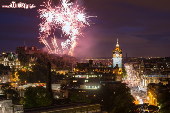 Immagine Hogmanay Edimburgo fuochi artificio capodanno scozia - © Andrea Obzerova / Shutterstock.com