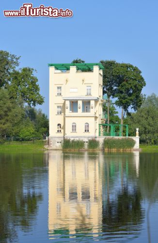 Immagine Holguin pavilion è una costruzione nel parco di Petergof in Russia