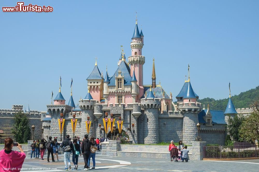 Immagine Hong Kong Disneyland è una delle principali attrazioni di Lantau, una delle isole esterne di Hong Kong. - © psgxxx / Shutterstock.com