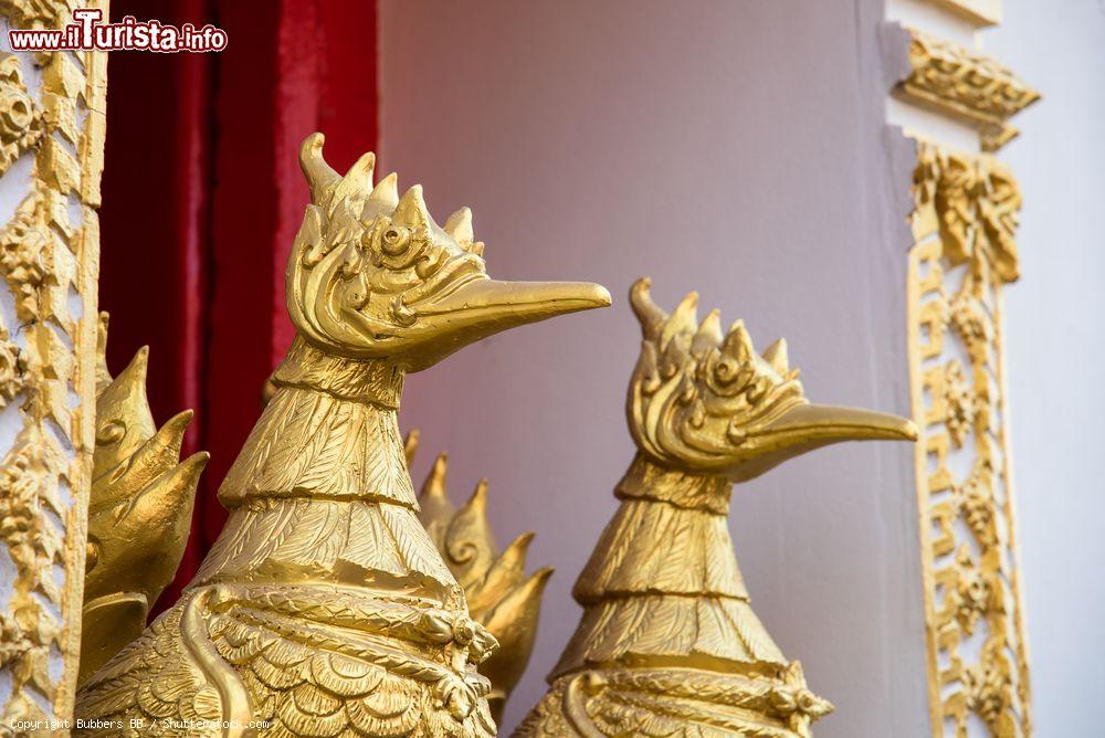 Immagine Hongse, creature mitiche simili a cigni al Wat Phai Lom di Ko Kret, regione di Nonthaburi (Thailandia): questo monastero è stato costruito nel tardo periodo Ayutthaya e chiamato così dalla gente - © Bubbers BB / Shutterstock.com
