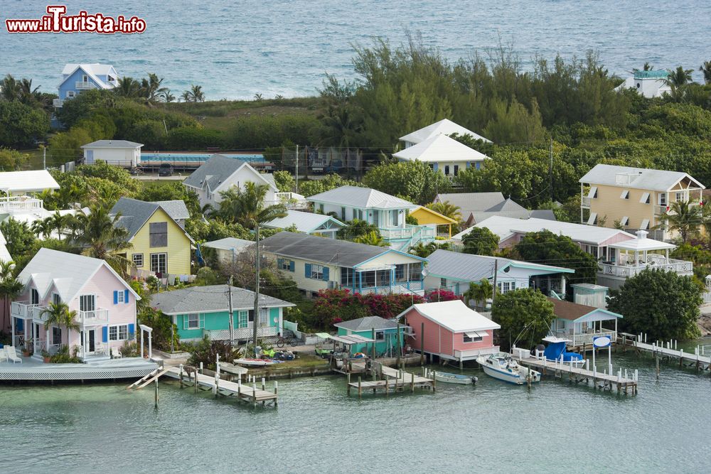 Immagine Veduta aerea dell'architettura caraibica a Hopetown, Abaco, Arcipelago delle Bahamas.